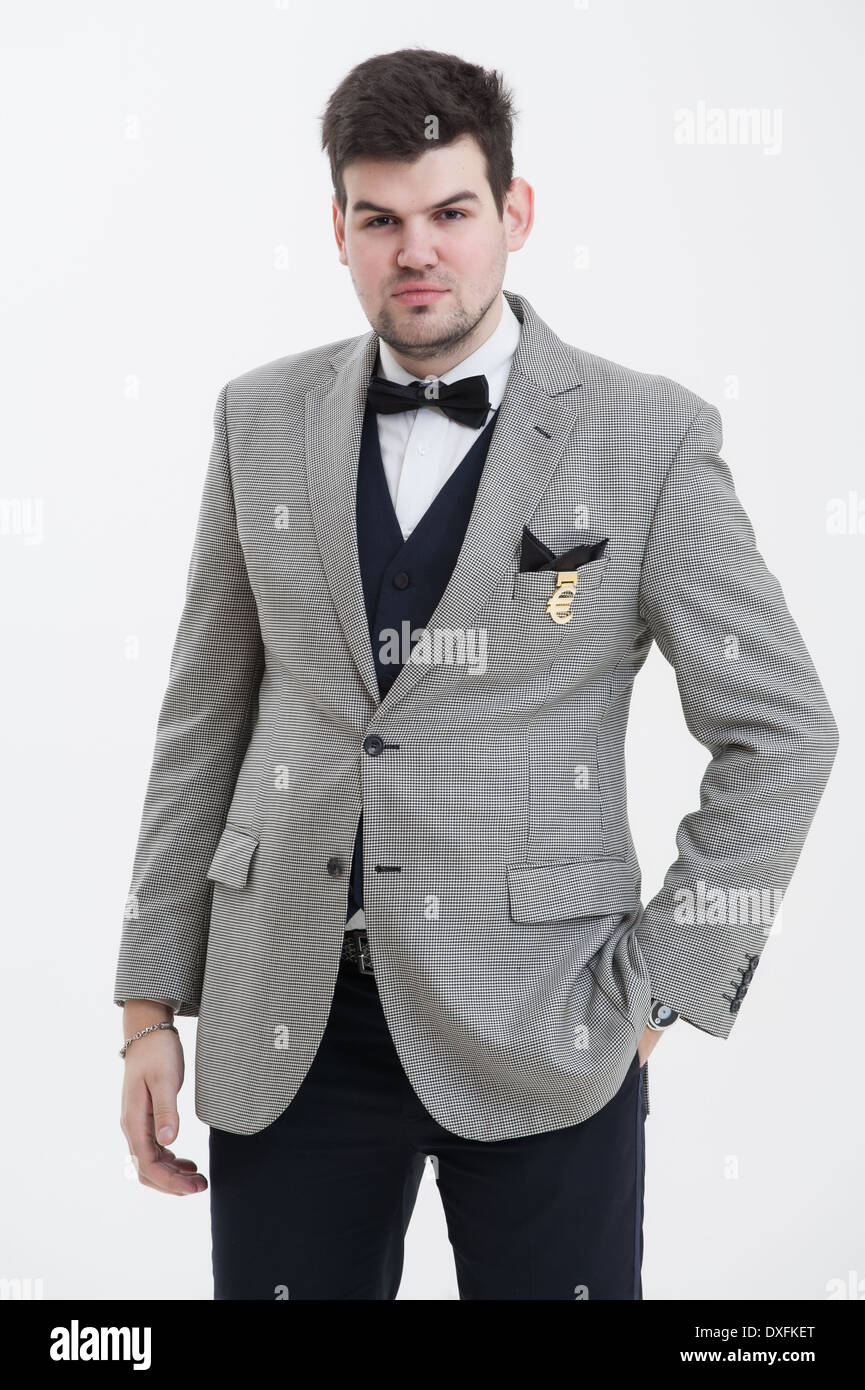 Porträt eines schönen jungen Geschäftsmann in schönen dunklen grauen Anzug. Hände in den Hosentaschen. Stockfoto