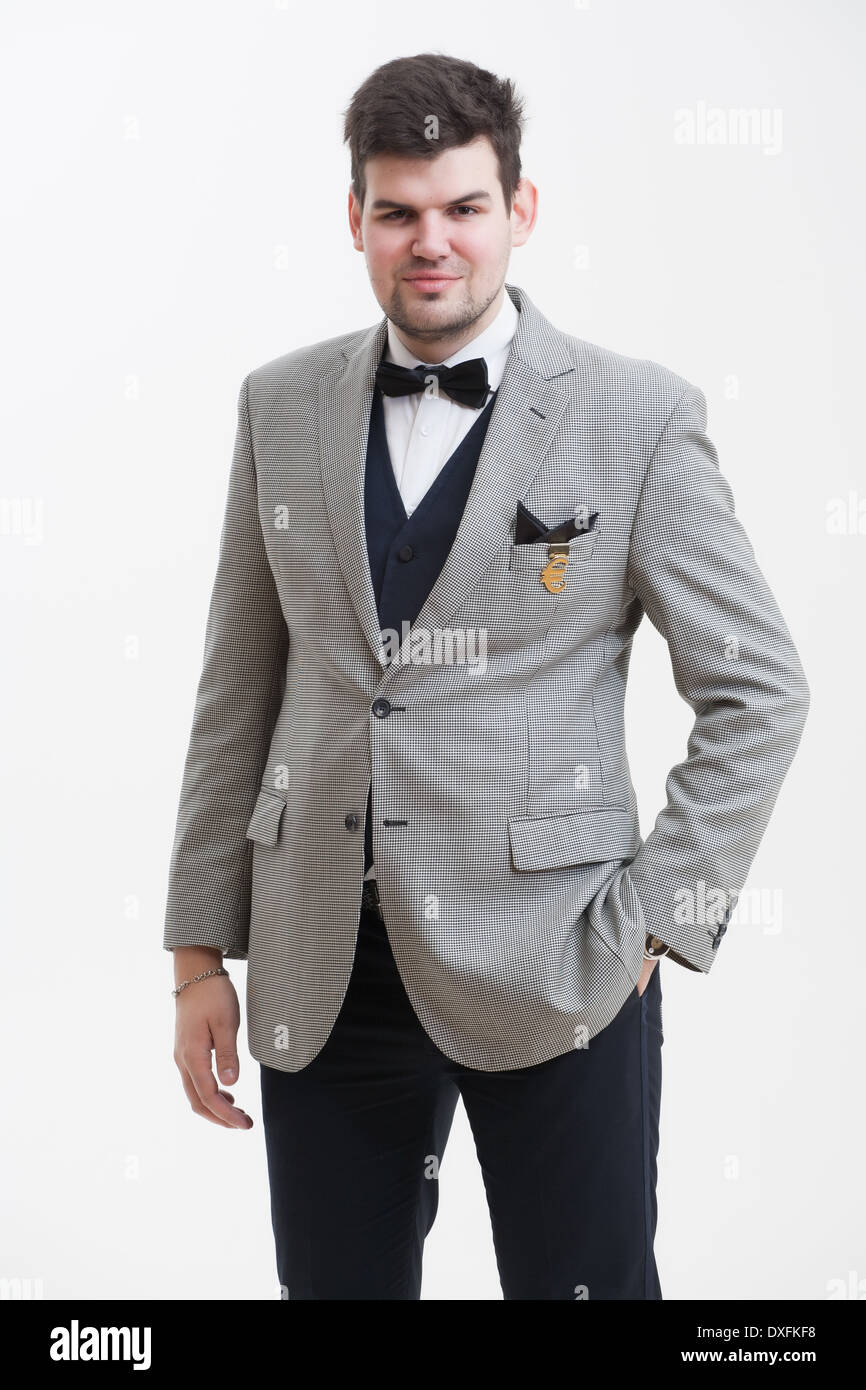 Porträt eines schönen jungen Geschäftsmann in schönen dunklen grauen Anzug. Hände in den Hosentaschen. Stockfoto