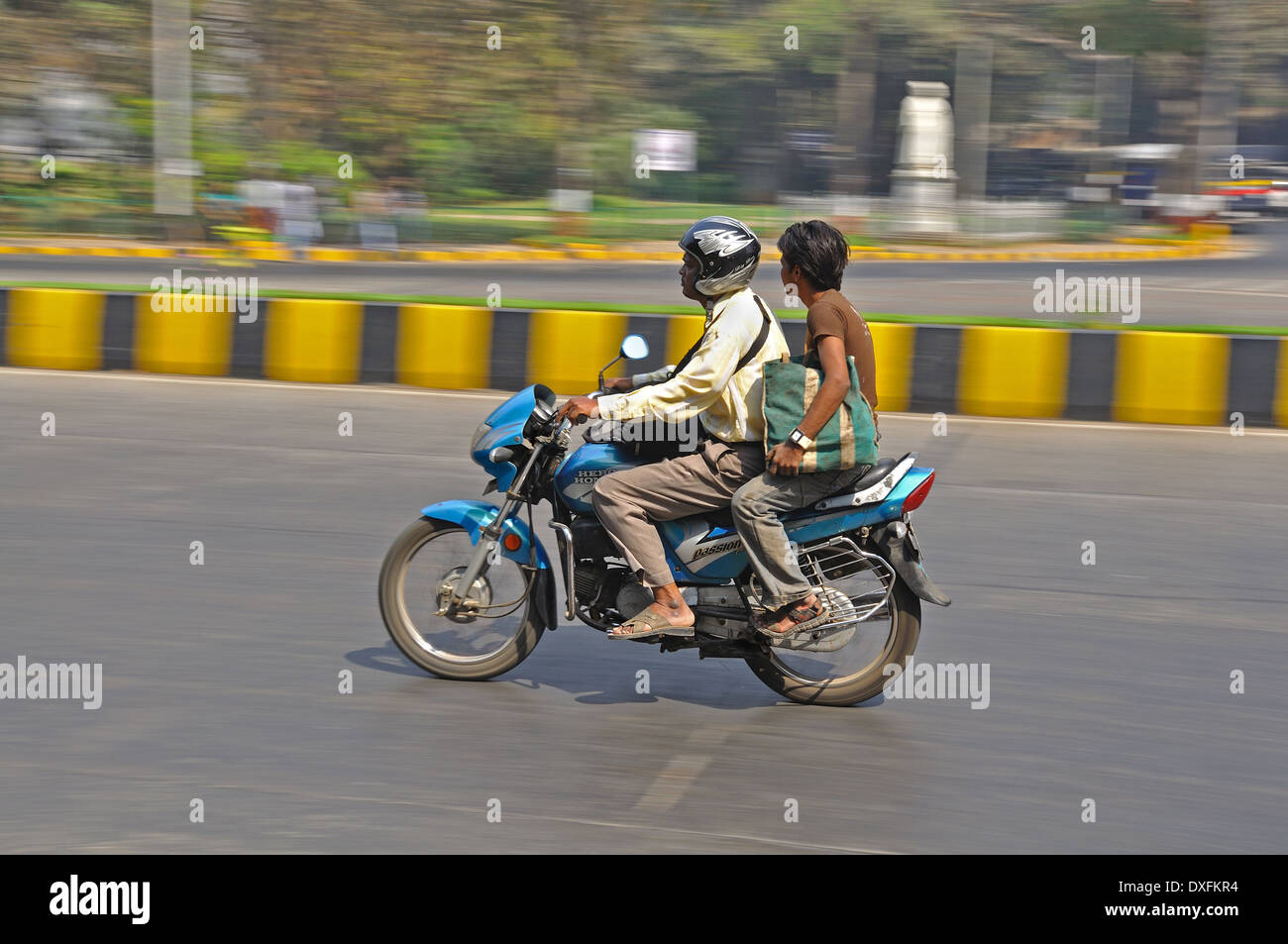 zwei Männer fahren mit dem Motorrad in der Mitte von Mumbai. Stockfoto