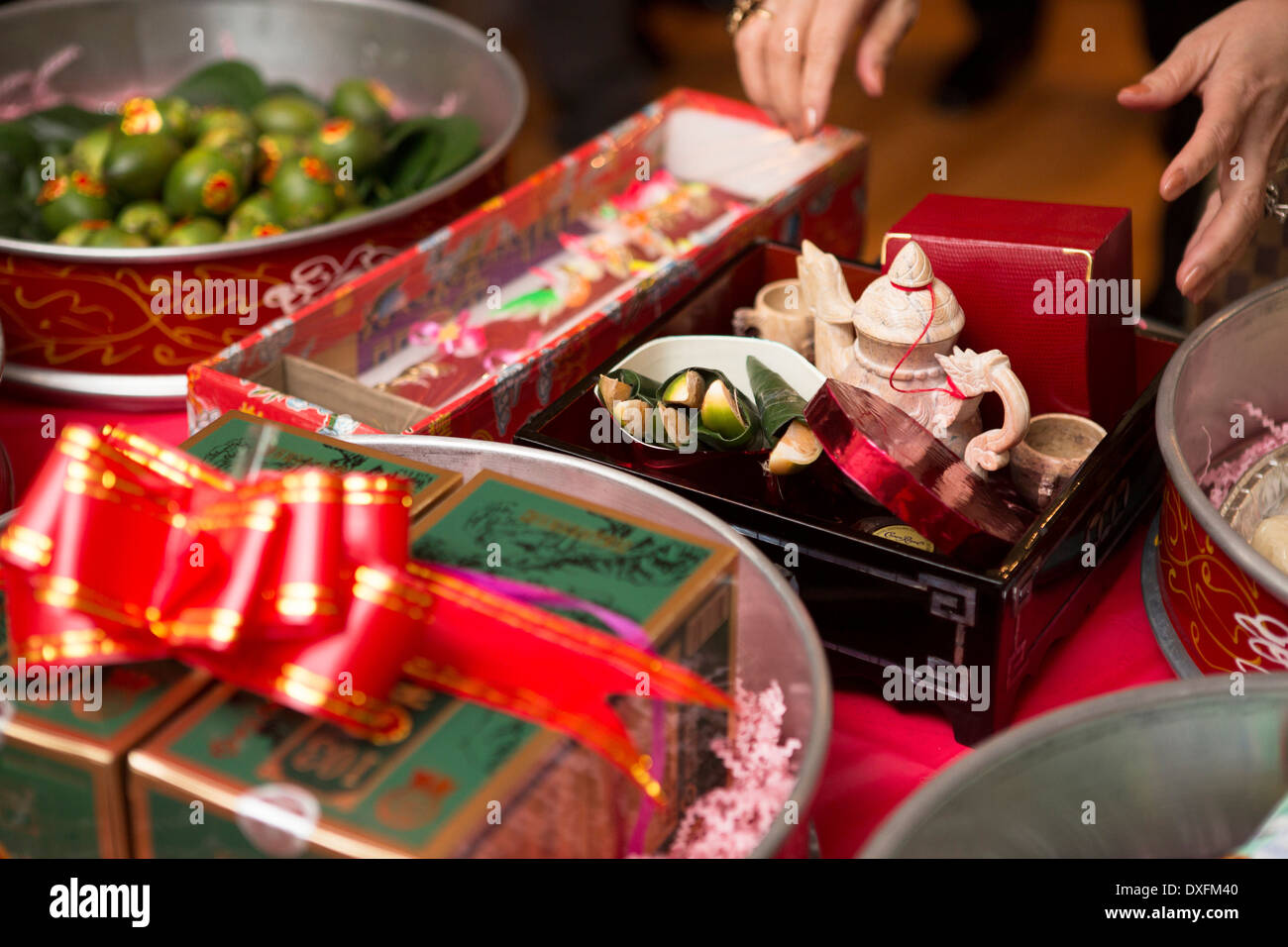 Nahaufnahme von Geschenken für traditionelle chinesische Teezeremonie, Hochzeitsfeier, Ontario, Kanada Stockfoto