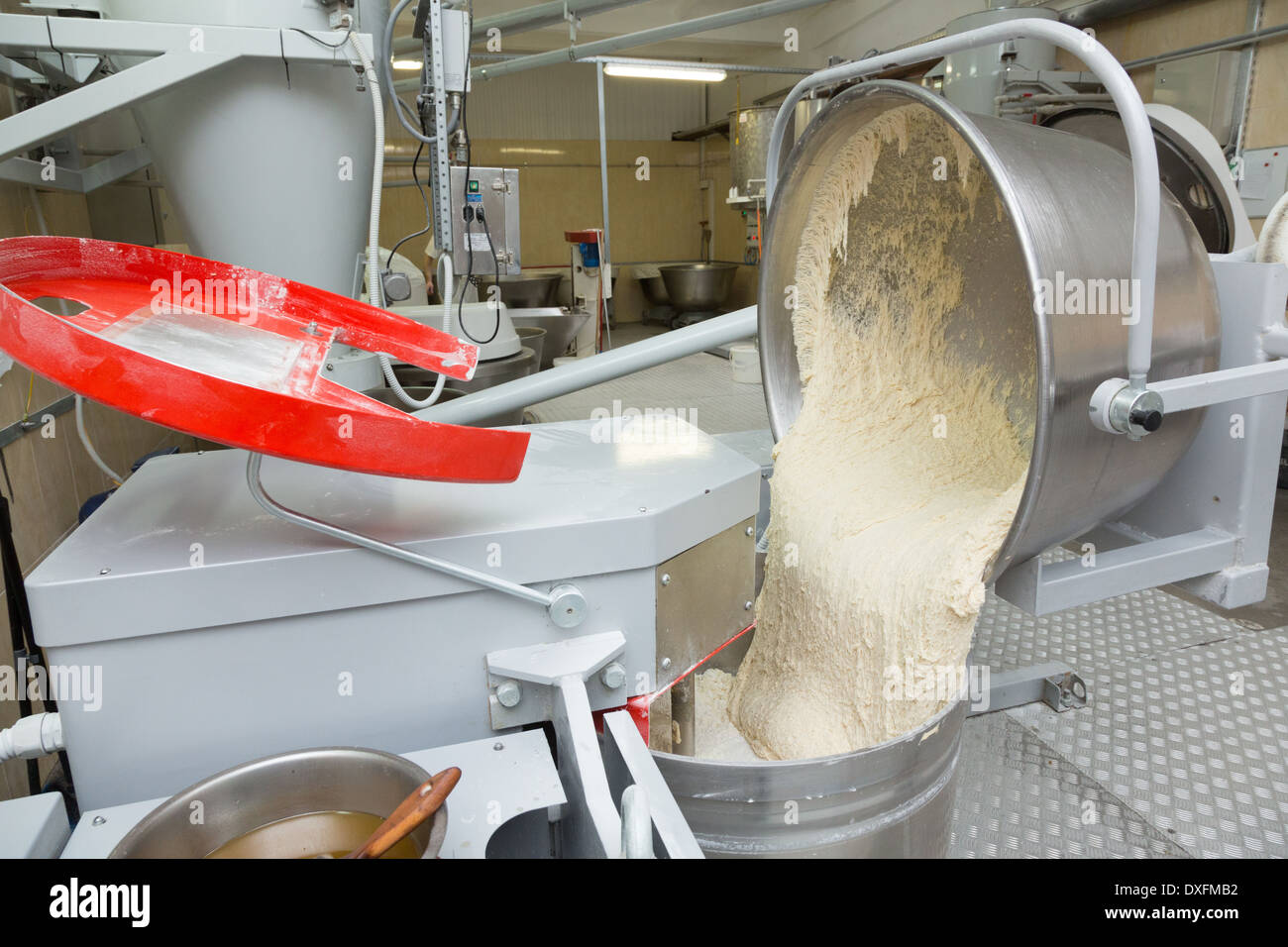 Teig kneten auf einer Brotfabrik Bäckerei Produktion Stockfoto
