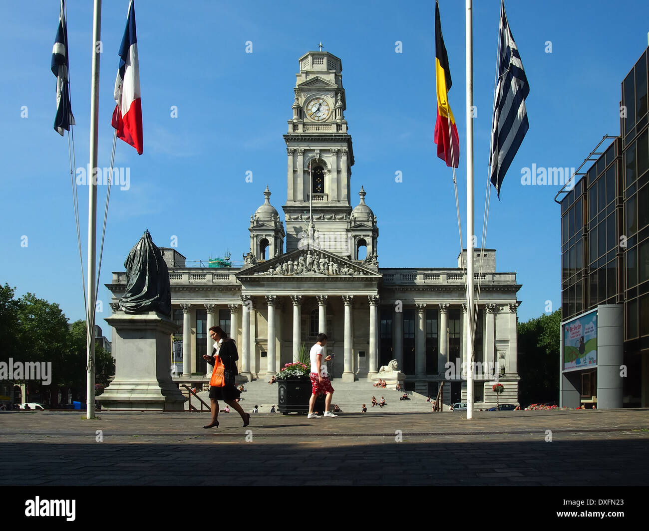 Portsmouth-Gilden-Halle mit europäischen Fahnen draußen, Hampshire, England Stockfoto