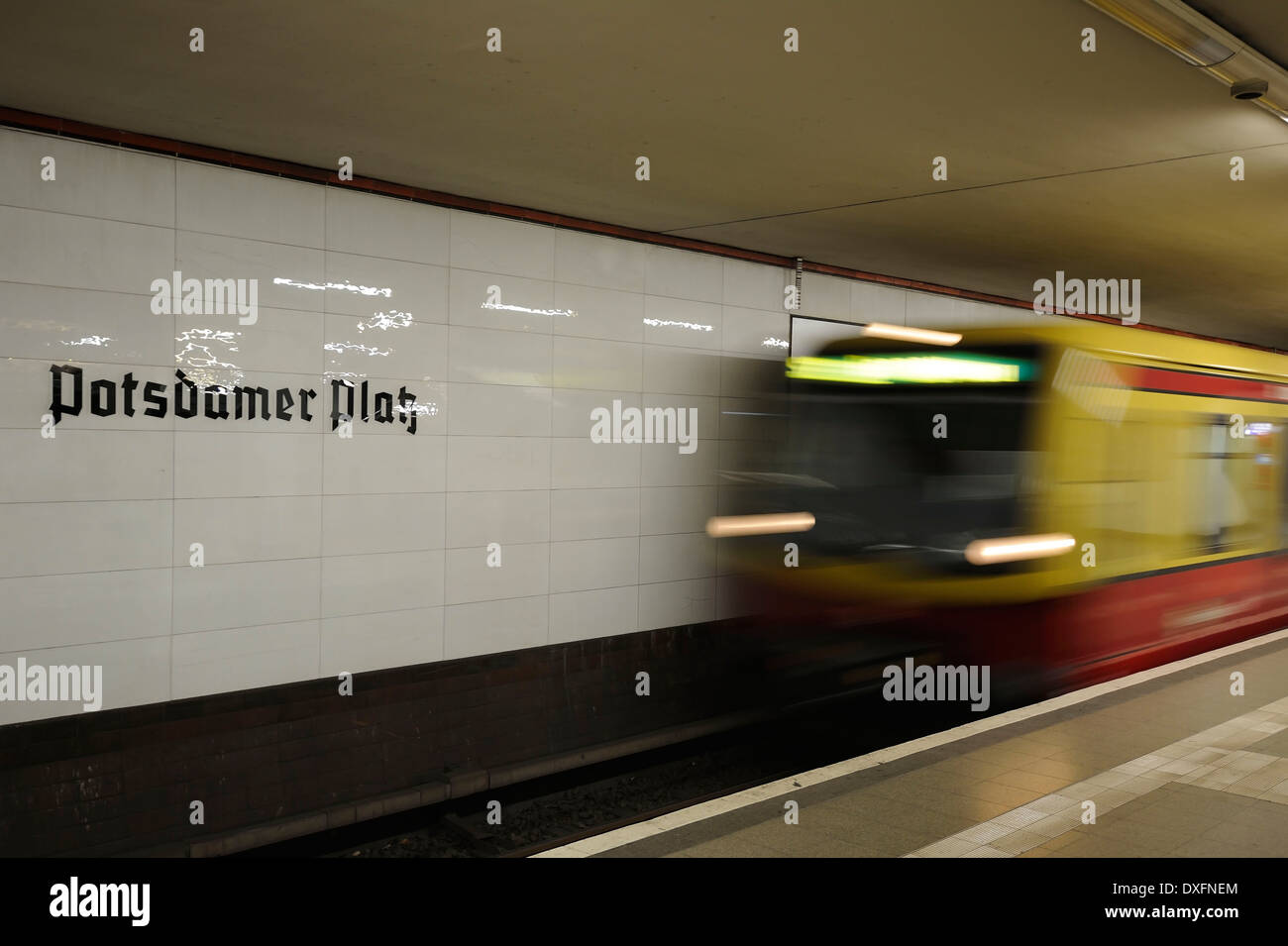 Trainieren Sie, Einreise nach Berliner S-Bahn Bahn Bahnhof, Potsdamer Platz, Berlin, Deutschland Stockfoto