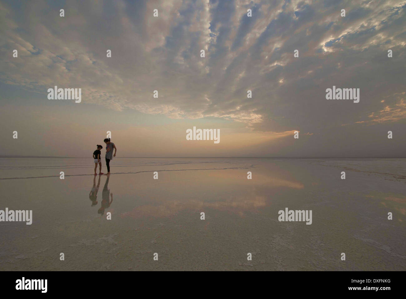 spielen im Lake Assal Salzwasser in die Danakil-Senke, Äthiopien Stockfoto