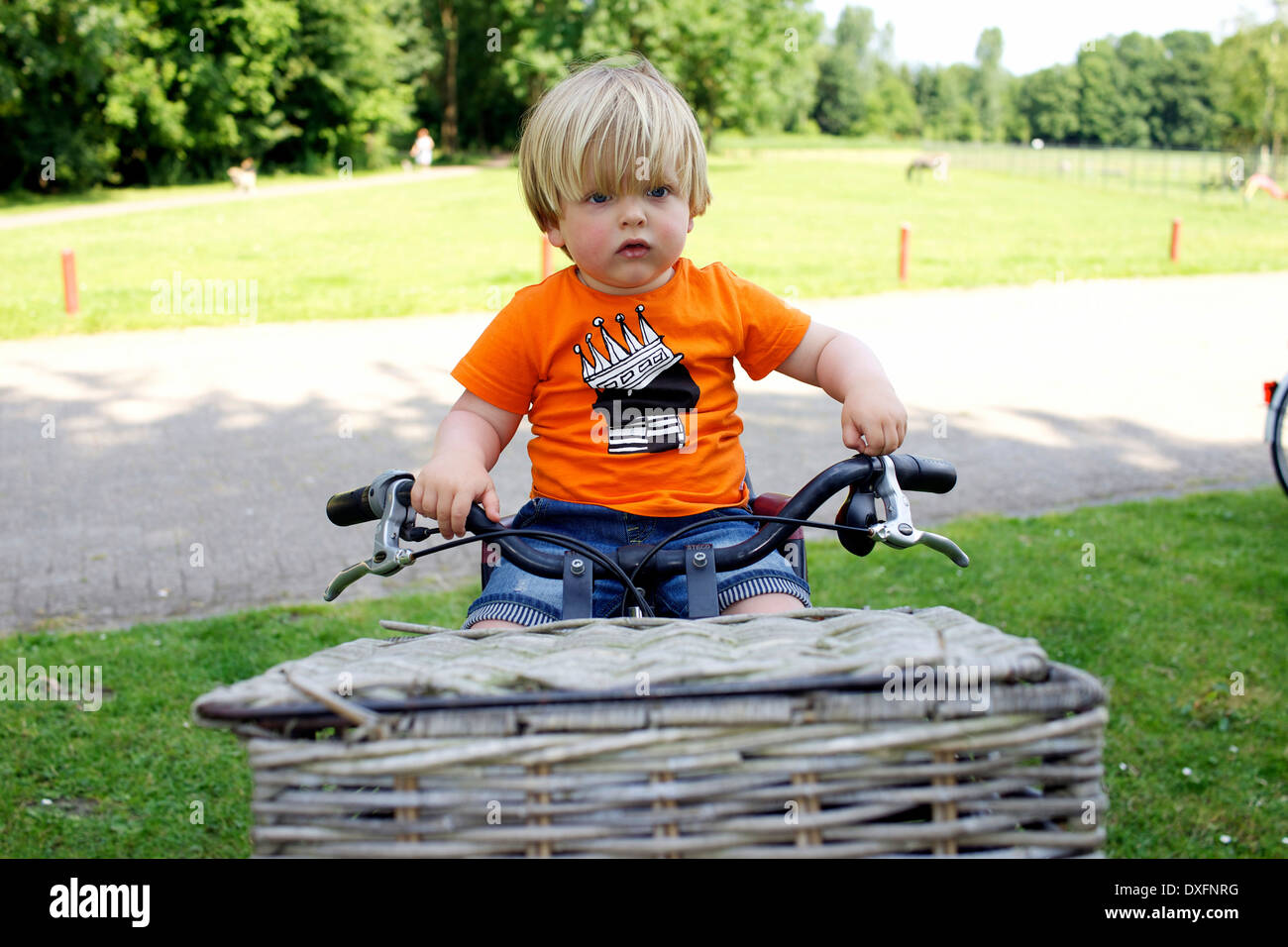 Kleinen holländischen Jungen auf eine big-bike Stockfoto