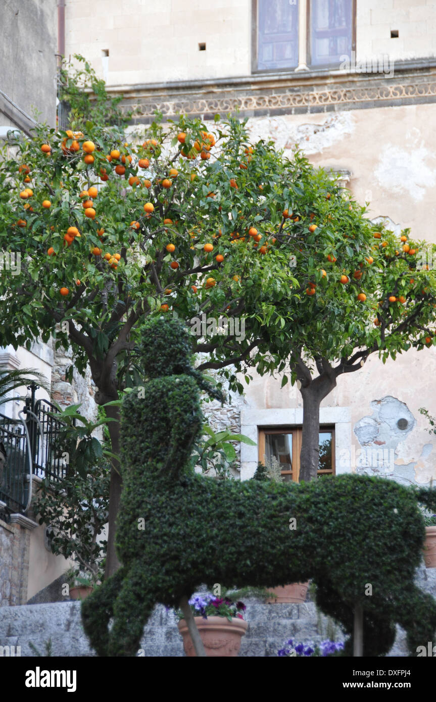 Formschnitt Von Einem Zentauren Auf Dem Vorplatz Der Kirche In Taormina 