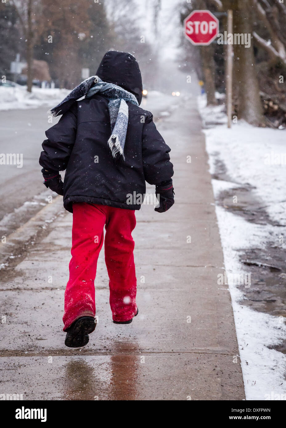 Junge in der kalten Jahreszeit im freien laufen. Stockfoto