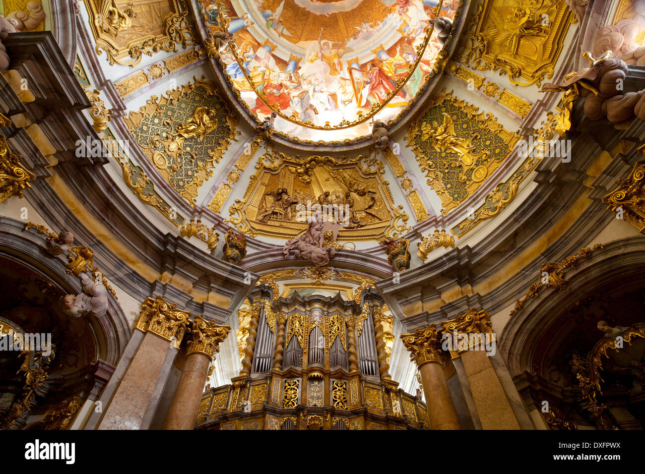 Pipe Organ und die Decke der Klosterkirche (Stiftskirche) St. Georg und Martin, Weltenburg Abbey, Bayern, Deutschland Stockfoto