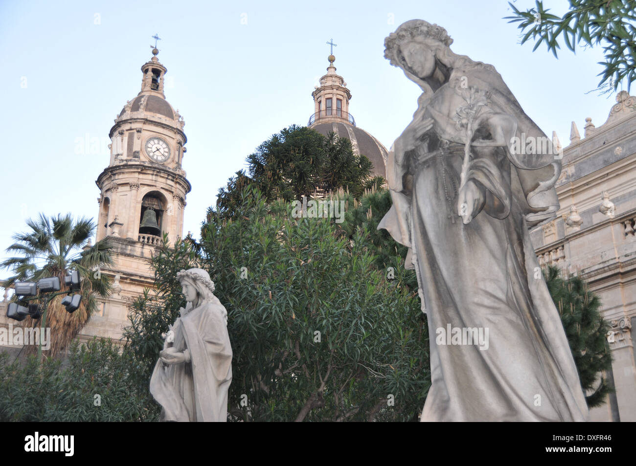 Catania-Dom (Duomo di Catania, Cattedrale di Sant'Agata) und Statuen im Vordergrund in Sant'Agata Gärten, Sizilien, Italien. Stockfoto