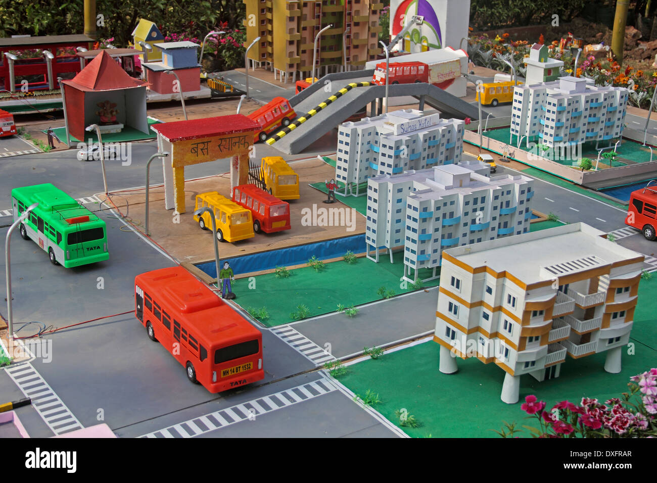 Architekturmodell von Gebäuden, Straßen mit Verkehr Stockfoto