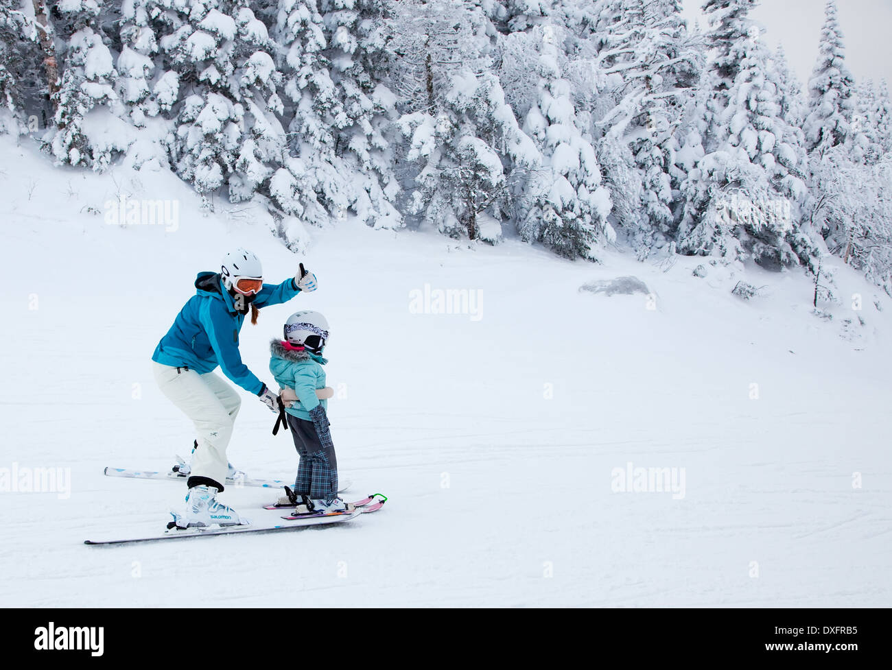 Mont-Tremblant, Kanada-9. Februar 2014: Eine Mutter ihr Kind auf Skiern eine leichte Piste in Mont-Tremblant Ski Resort fahren lehrt Stockfoto