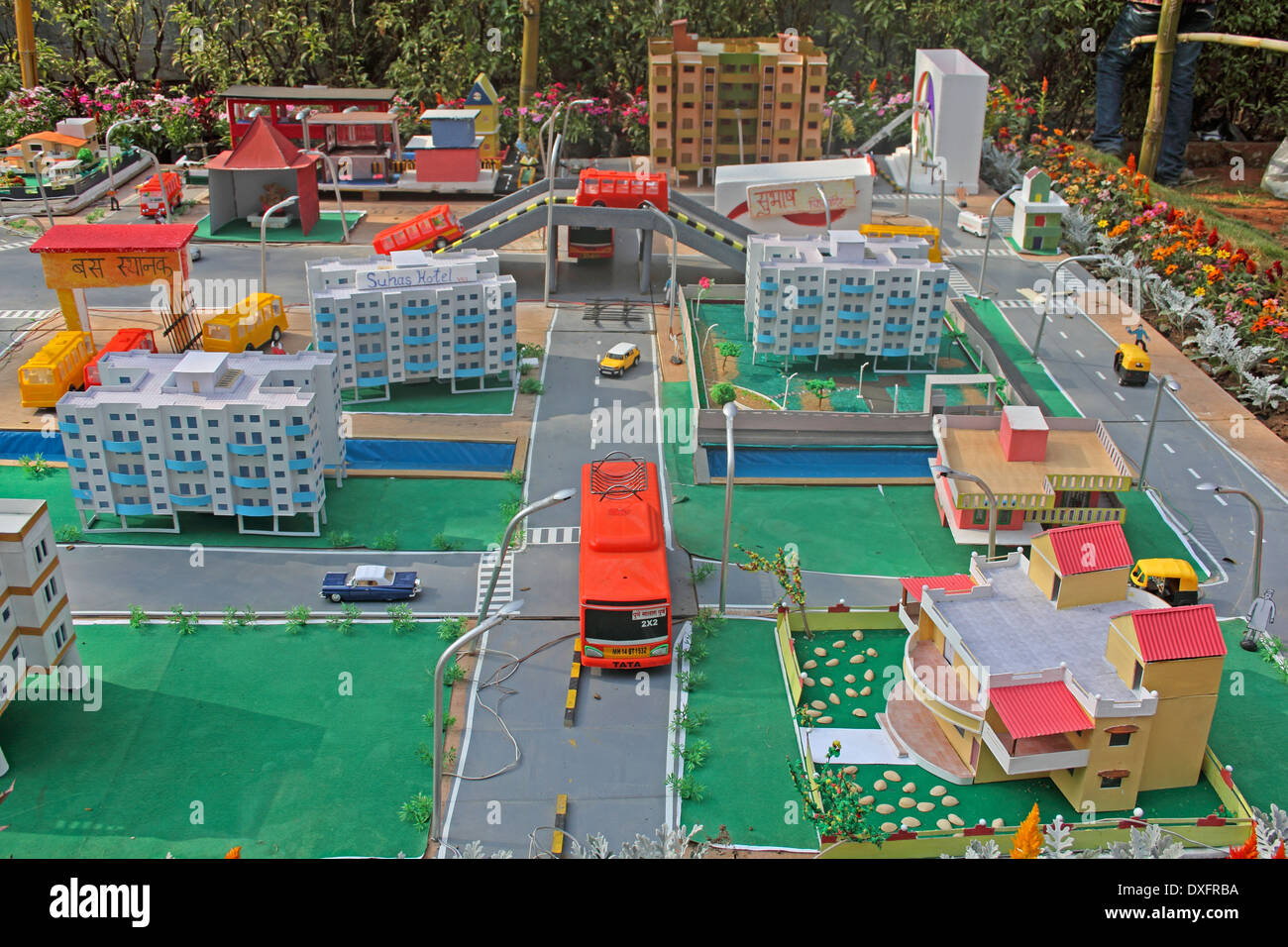 Architekturmodell von Gebäuden, Straßen mit Verkehr Stockfoto