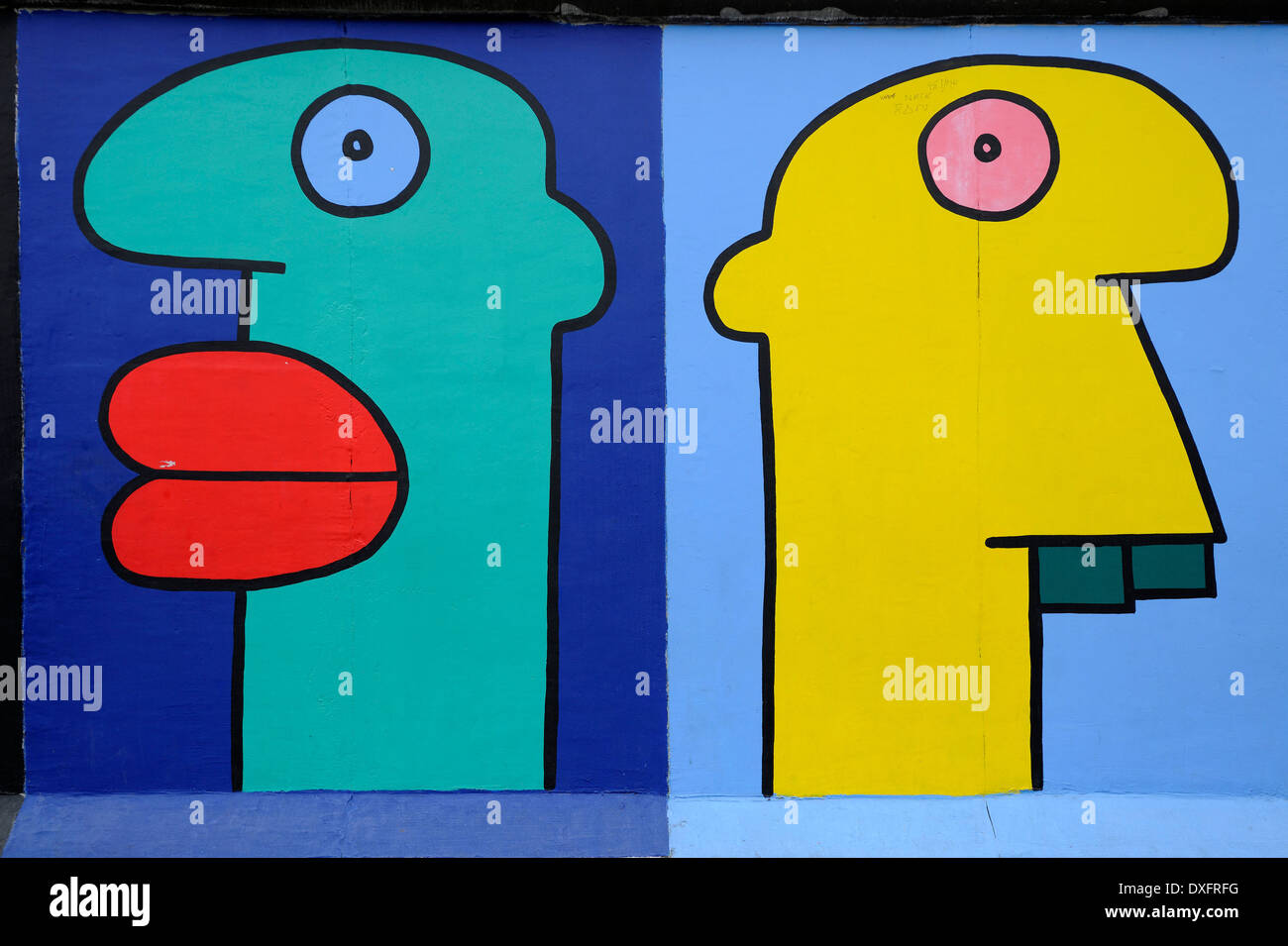 Köpfe im Comic-Stil, Gemälde von Thierry Noir, Berliner Mauer, East Side Gallery, Berlin, Deutschland Stockfoto