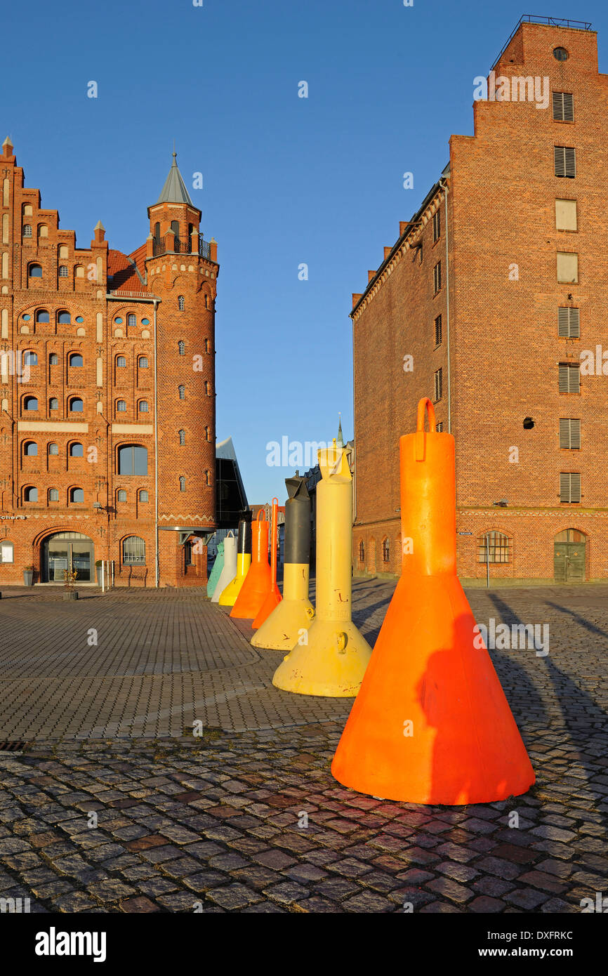 Bojen und nautischen Zeichen eingelassen Bürgersteig vor der alten Lagerhäuser alten Hafen Hansestadt Stadt von Stralsund Mecklenburg-Vorpommern Stockfoto