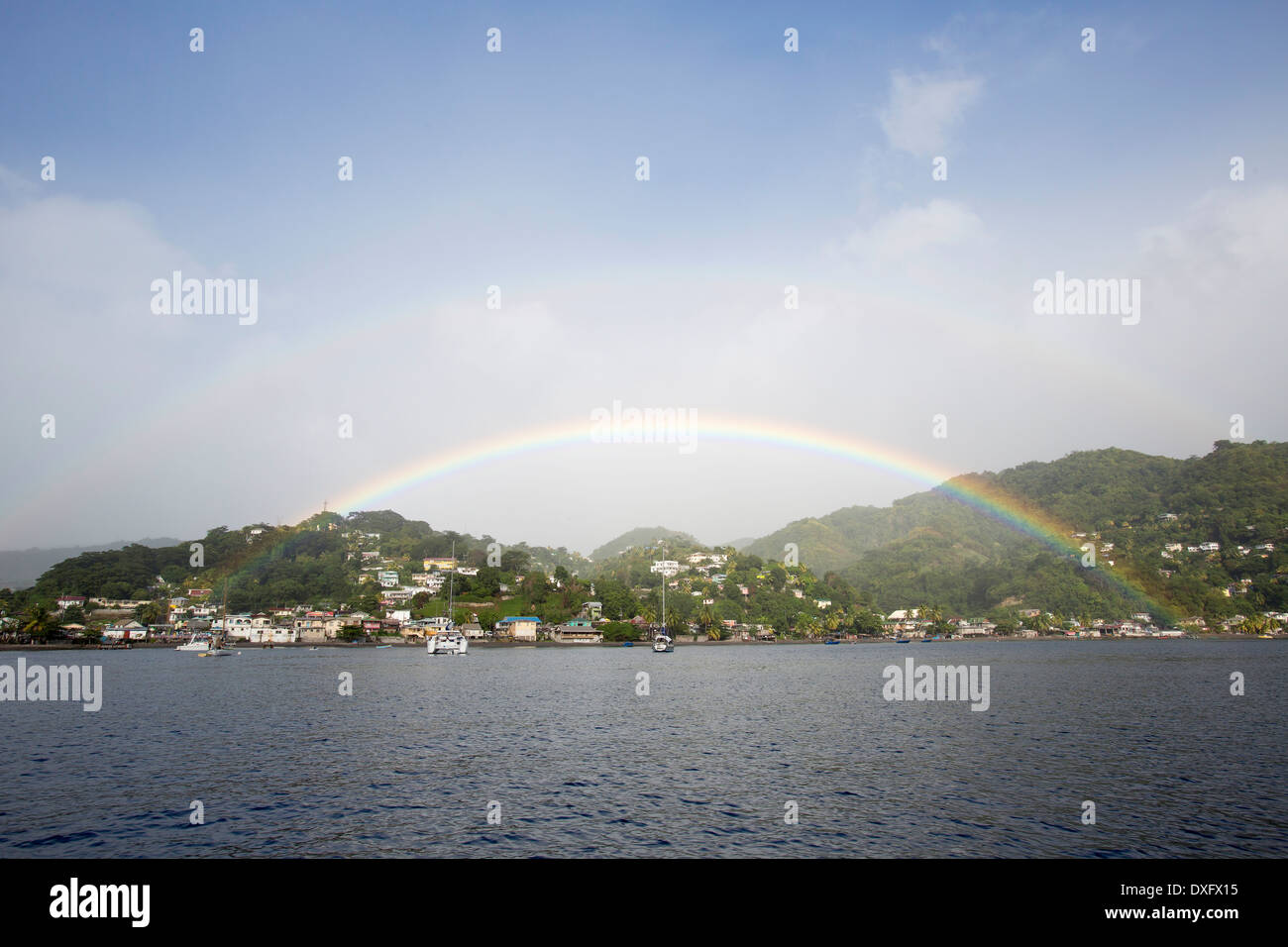 Regenbogen in der Nähe von Roseau, Karibik, Dominica Stockfoto