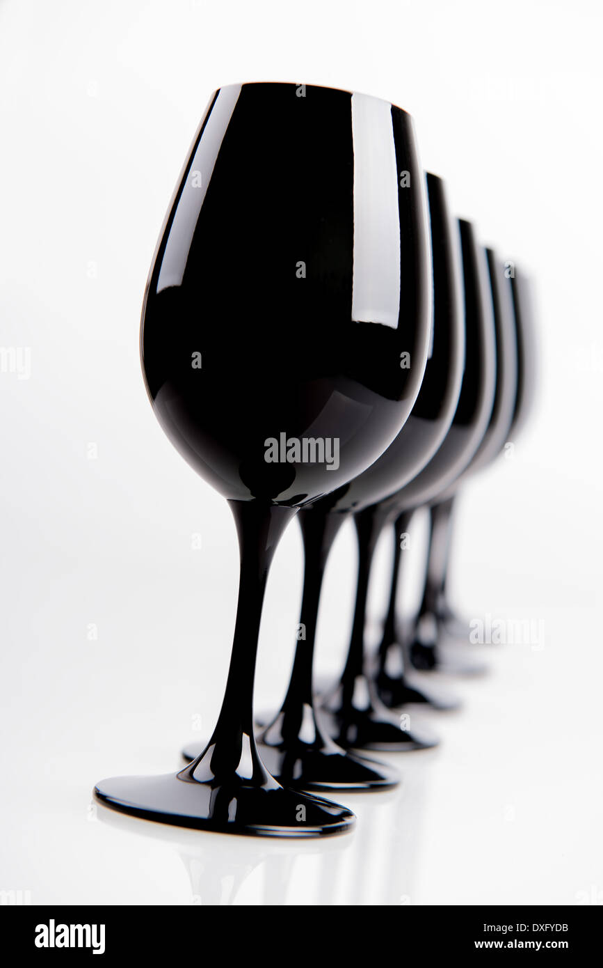 Schwarze Weingläser für Blindverkostung Isolated On White Stockfotografie -  Alamy