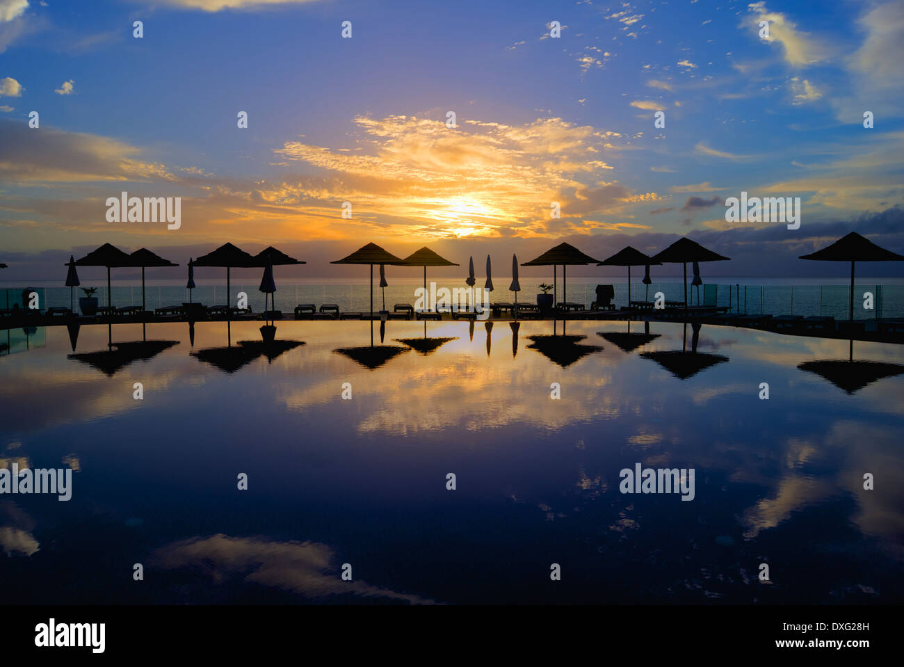 Sonnenuntergang über einen Pool auf Teneriffa Stockfoto