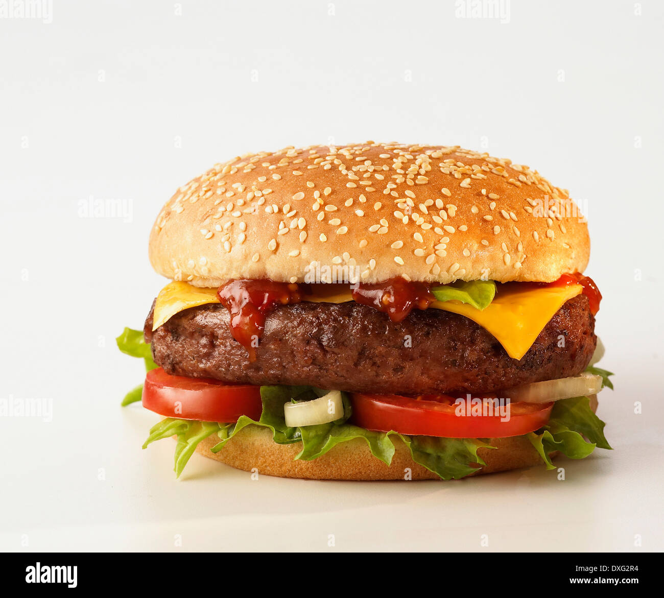 Cheeseburger auf weißem Hintergrund Stockfoto