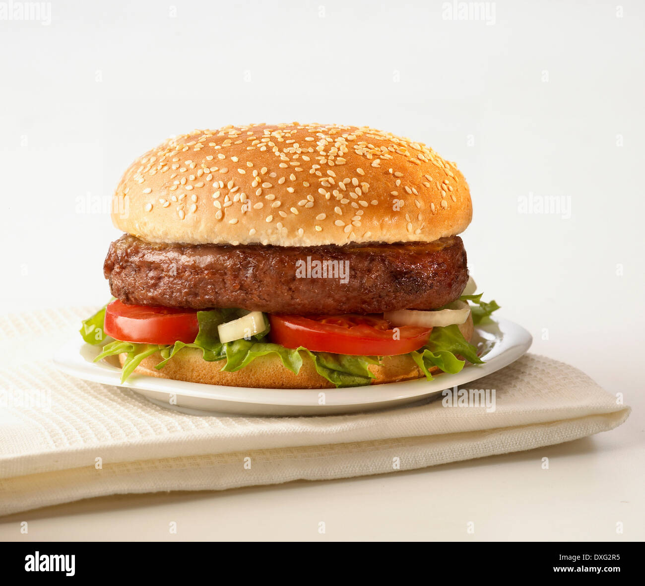 Beefburger auf weißem Hintergrund Stockfoto