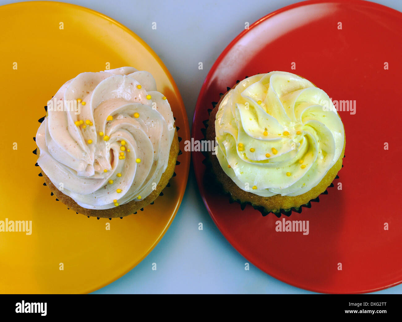 Zwei vereisten Cupcakes platziert wie Augen auf Platten Stockfoto