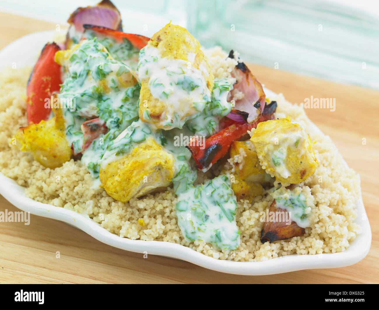 Chicken Kebab mit Couscous serviert Stockfoto
