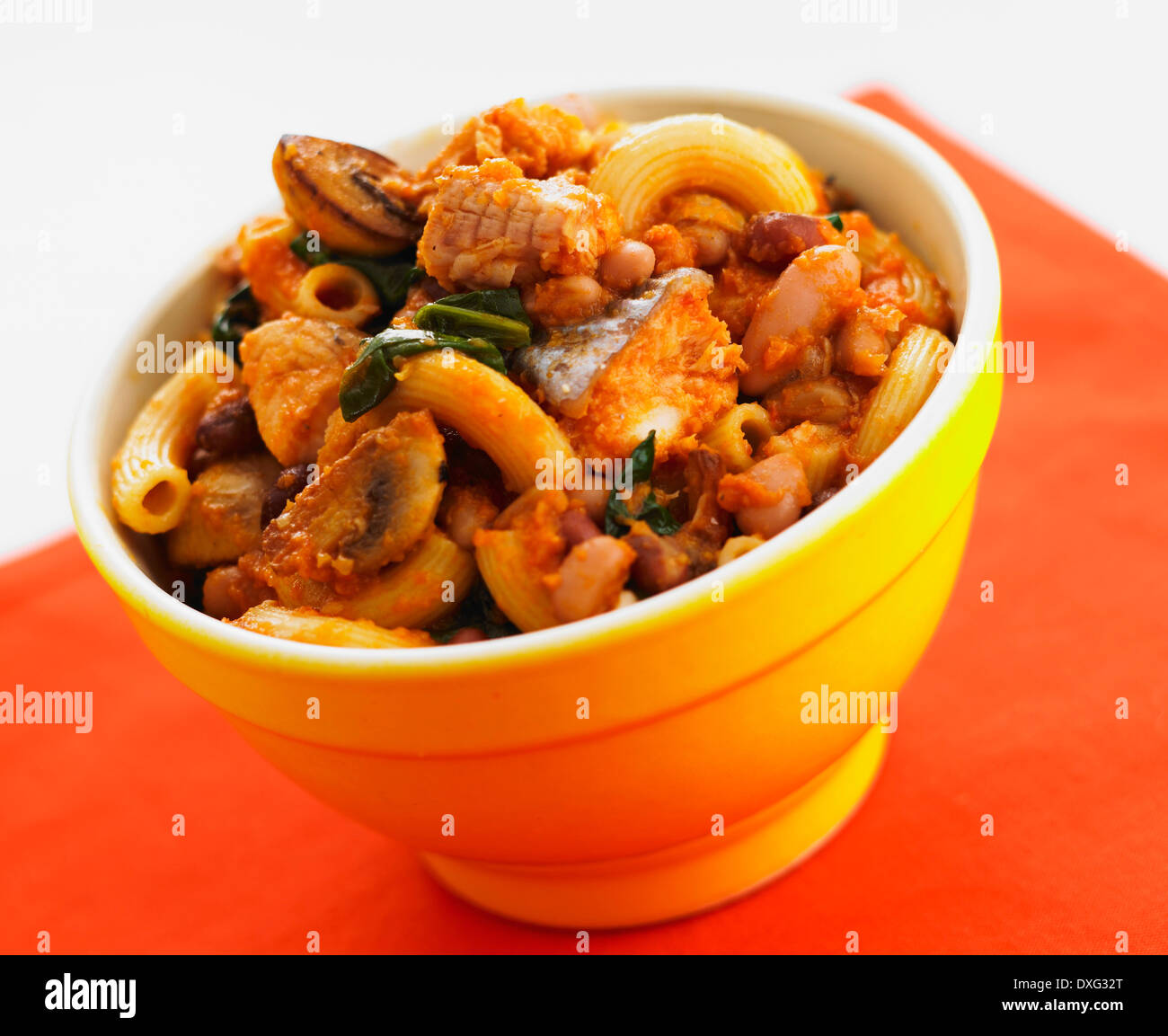 Makkaroni mit Fisch Pilzen und Spinat Stockfoto