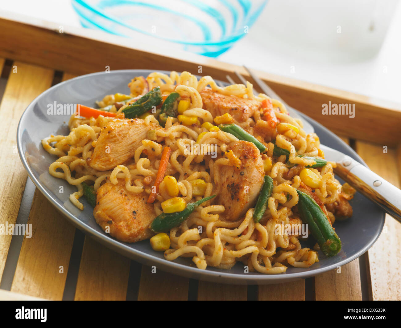 Nudeln mit Huhn Erdnuss und Gemüse Stockfoto