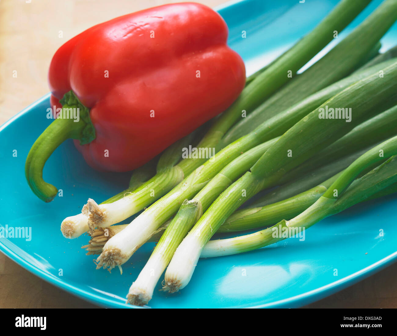 Frühlingszwiebeln und Paprika Stockfoto