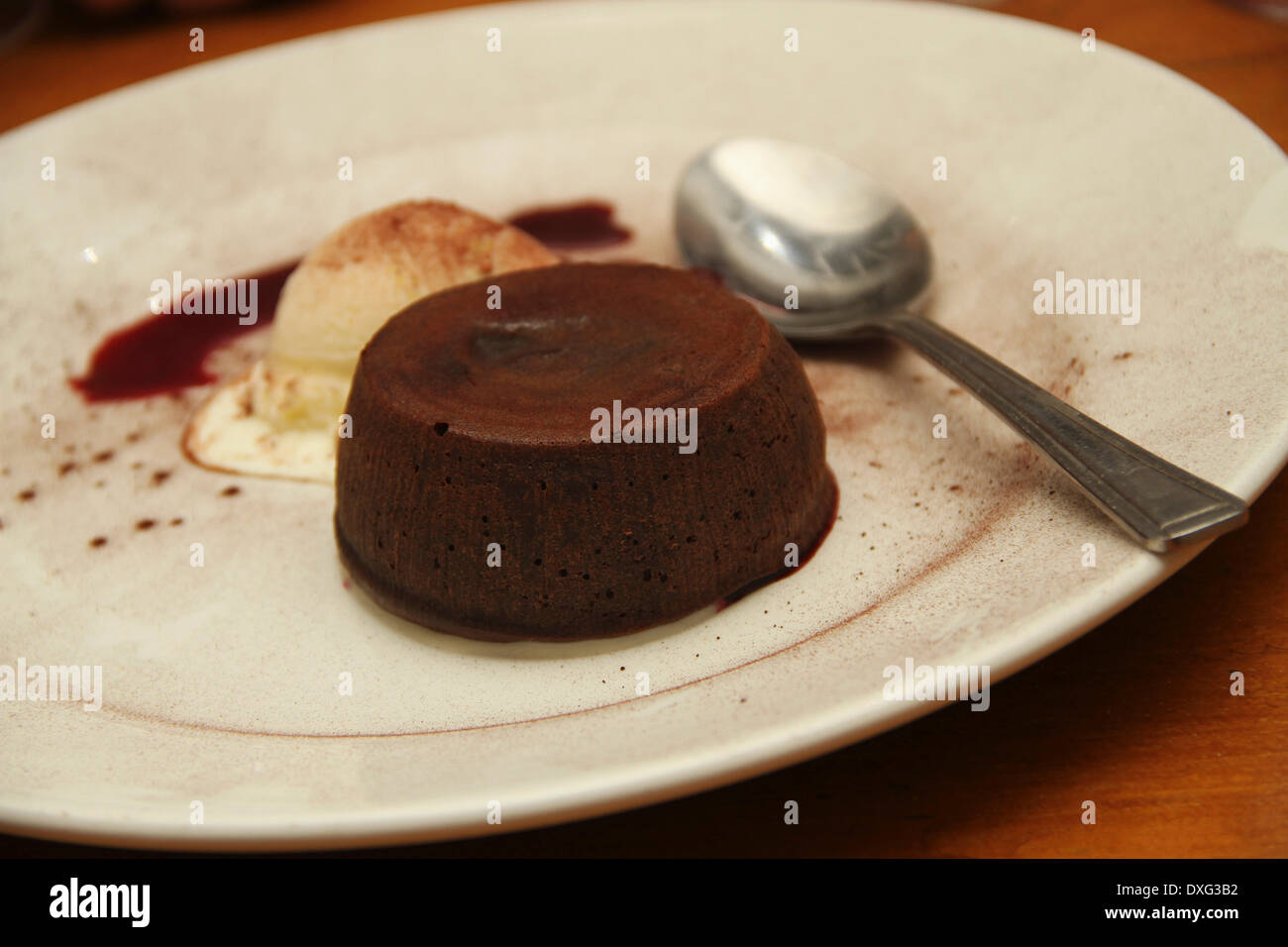 Schwamm-Schokoladenkuchen mit Eis Stockfoto