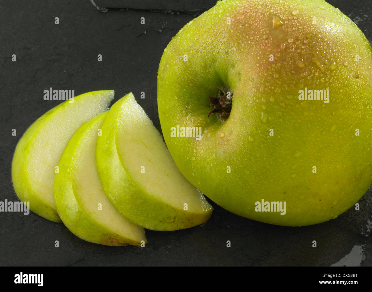 In Scheiben geschnittenen Apfel auf Schiefer Hintergrund Stockfoto