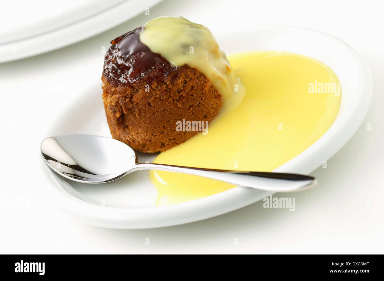 Würzige Karotte-Kuchen mit Vanillesoße serviert Stockfoto