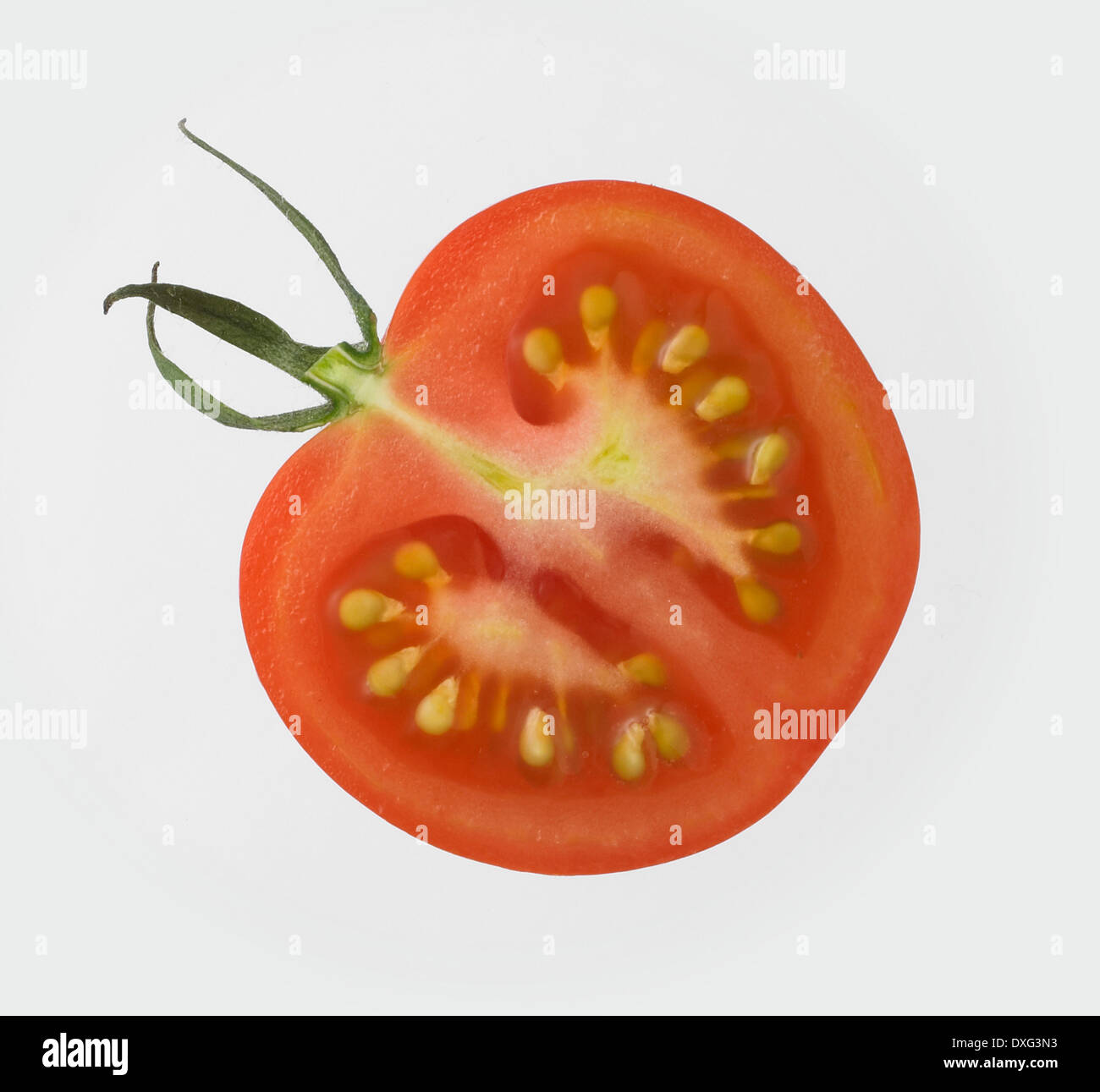 Halbierte Tomaten auf weißem Hintergrund Stockfoto