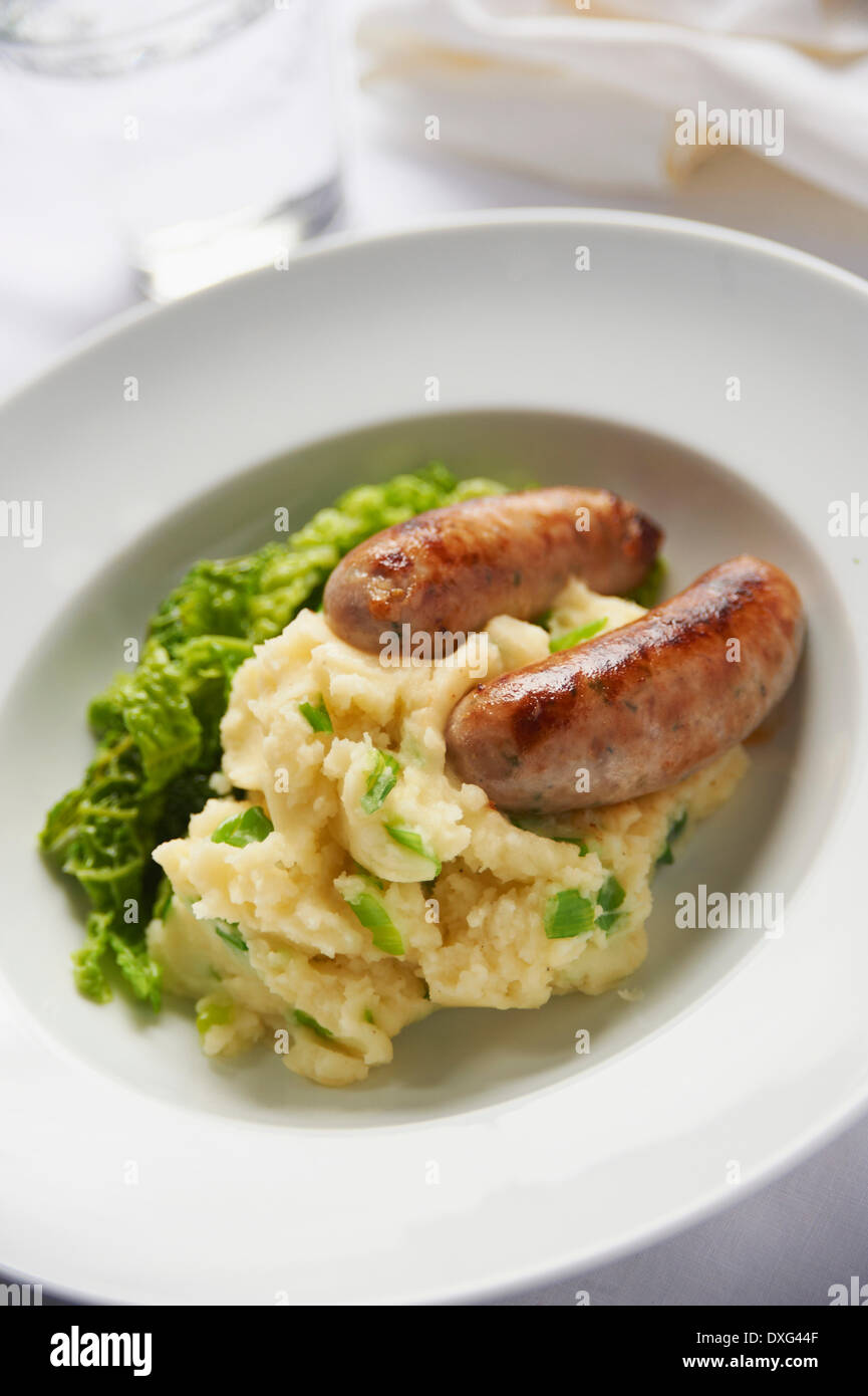 Teller mit Würstchen aus Schweinefleisch mit Stampfkartoffeln und Champ Stockfoto