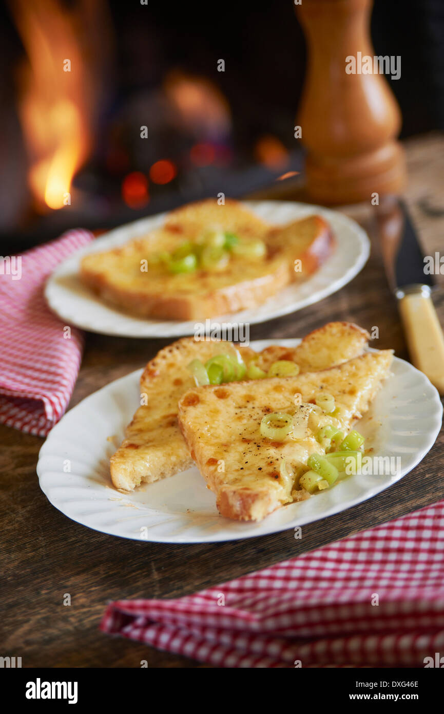 Teller mit gerösteten Welsh Rarebit Stockfoto