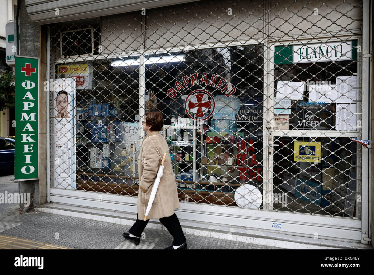 Thessaloniki, Griechenland. 26. März 2014.Greece der Apotheken sind so eingestellt, in der Nähe auf unbestimmte Zeit später diese Woche aus Protest gegen einen letzten Deal zwischen der Regierung und Rettungsaktion Kreditgeber zu deregulieren speichern Lizenzen. Apotheken werden bis 14:30 geöffnet, dann losfahren Streiks. Apotheker argumentieren, dass die aktuellen Regeln für die Lizenzvergabe sicherzustellen, dass Bewohner in entlegenen Teilen des Landes, einschließlich der Dörfer und Inseln, ausreichend Zugang zu Medikamenten, haben während Stadtbewohner auch gut durch ein Rotationssystem serviert werden, hält Medikament Spender über Nacht in jeder Nachbarschaft zu öffnen.  Bildnachweis: Konstantinos Tsakalidis/Alamy Liv Stockfoto