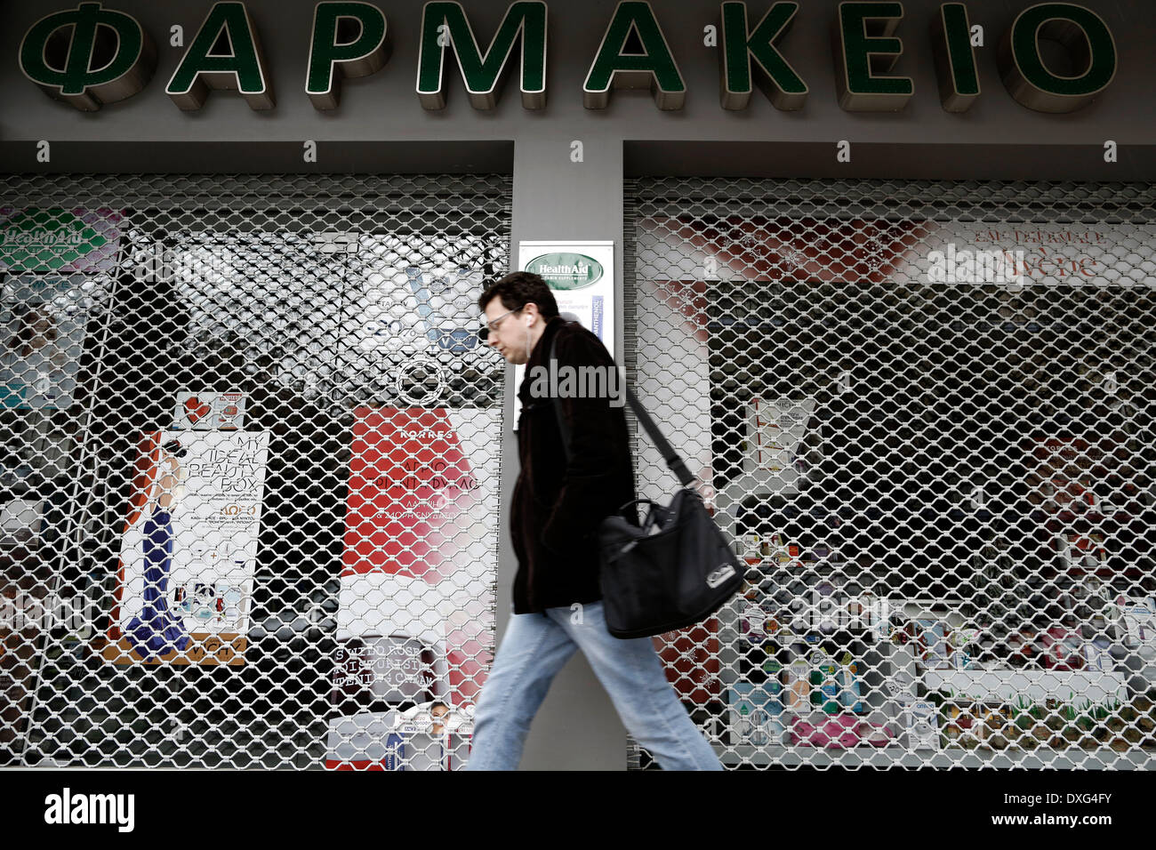 Thessaloniki, Griechenland. 26. März 2014.Greece der Apotheken sind so eingestellt, in der Nähe auf unbestimmte Zeit später diese Woche aus Protest gegen einen letzten Deal zwischen der Regierung und Rettungsaktion Kreditgeber zu deregulieren speichern Lizenzen. Apotheken werden bis 14:30 geöffnet, dann losfahren Streiks. Apotheker argumentieren, dass die aktuellen Regeln für die Lizenzvergabe sicherzustellen, dass Bewohner in entlegenen Teilen des Landes, einschließlich der Dörfer und Inseln, ausreichend Zugang zu Medikamenten, haben während Stadtbewohner auch gut durch ein Rotationssystem serviert werden, hält Medikament Spender über Nacht in jeder Nachbarschaft zu öffnen.  Bildnachweis: Konstantinos Tsakalidis/Alamy Liv Stockfoto