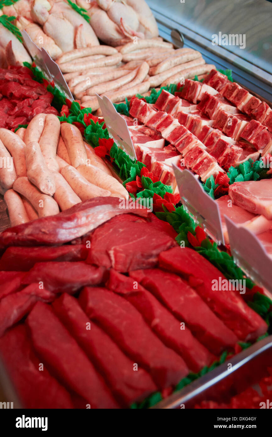 Gekühlter Fleisch-Anzeige im Butchers Shop Stockfoto