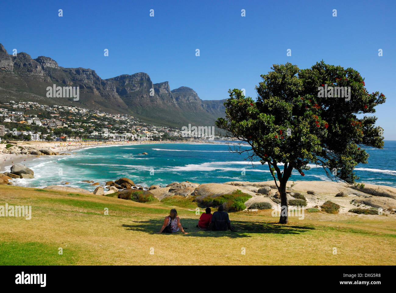 Camps Bay unter die zwölf Apostel Berge, Kapstadt Stockfoto
