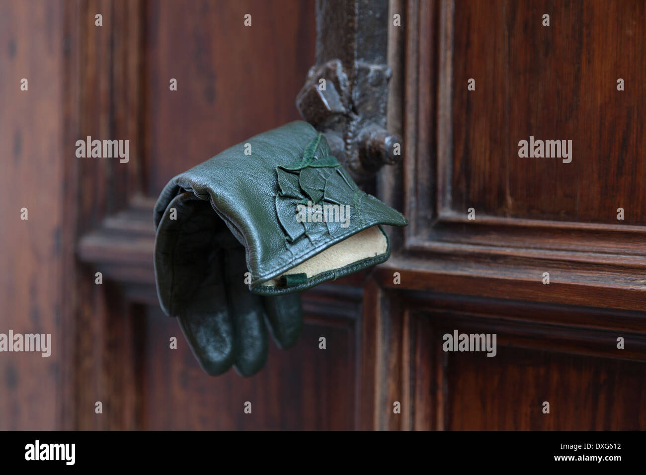 Verloren Handschuh hängen an einer Tür in Venedig, Italien Stockfoto