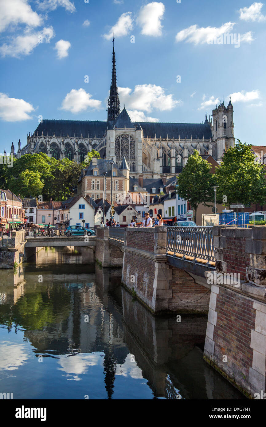 Kathedrale von Amiens und der Fluss Somme in der Stadt Amiens in der Picardie von Nordfrankreich. Stockfoto