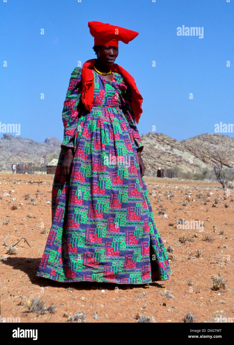 Herero-Frau in typischer Kleidung, Sesfontein, Kaokoland, Namibia Stockfoto