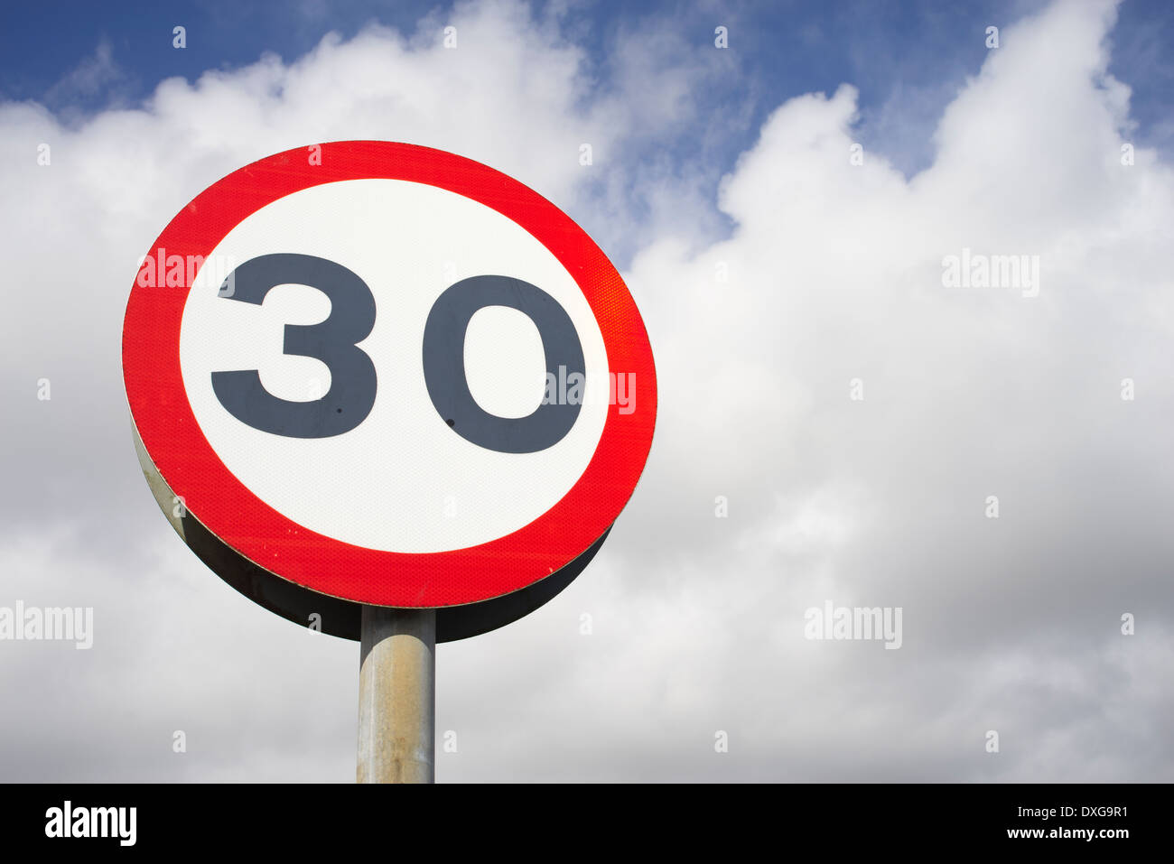 30 Meilen pro Stunde km/h Geschwindigkeit Straßenschild hautnah Stockfoto