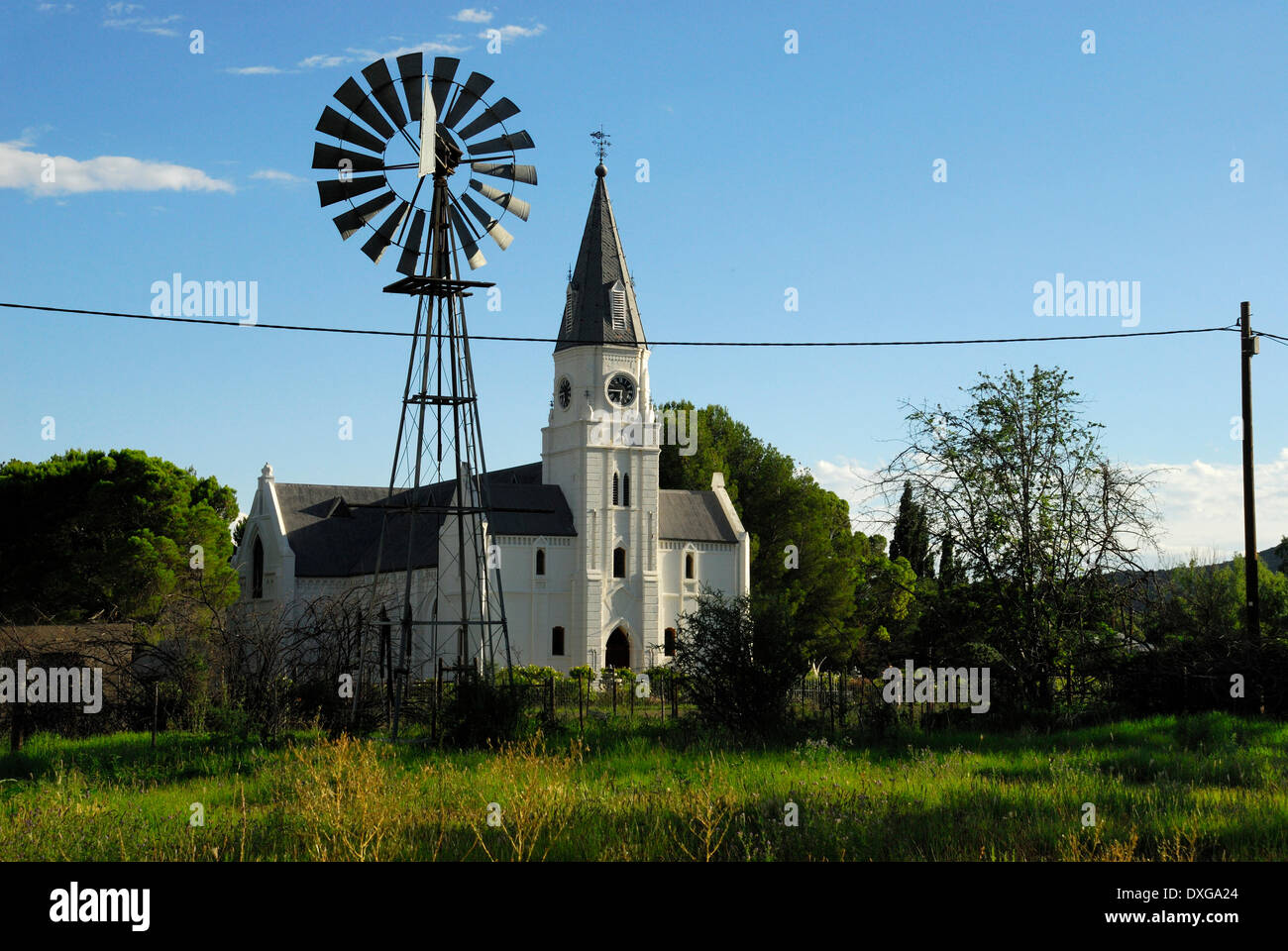 Wind-Pumpe neben der Dutch Reformed Church, neue Bethesda, Eastern Cape Stockfoto