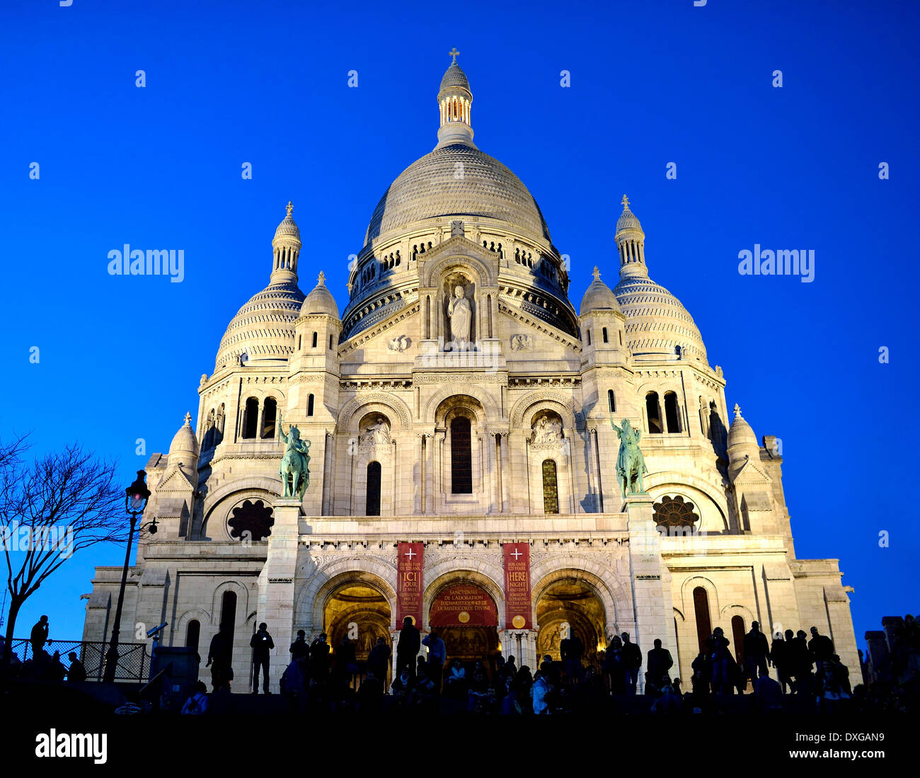 Wallfahrt Kirche Sacré-Cœur de Montmartre auf Montmartre-Hügel in der Abenddämmerung, Paris, Île-de-France, Frankreich Stockfoto Wallfahrt Kirche Sacré-Cœur de Montmartre auf Montmartre-Hügel in der Abenddämmerung, Paris, Île-de-France, Frankreich Stockfoto