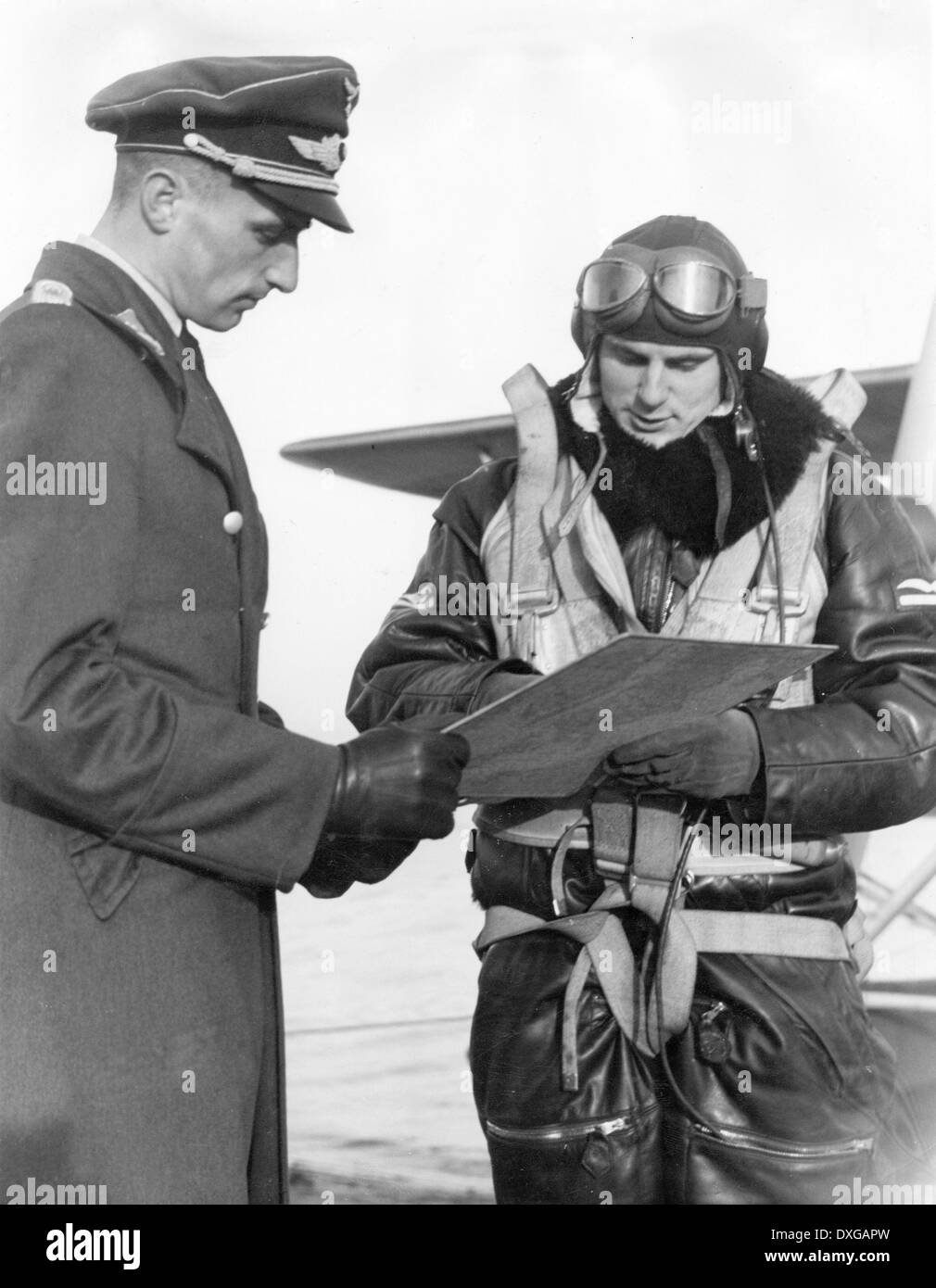 WW11. Deutscher Pilot ist vor einem Kampfeinsatz informiert. Stockfoto