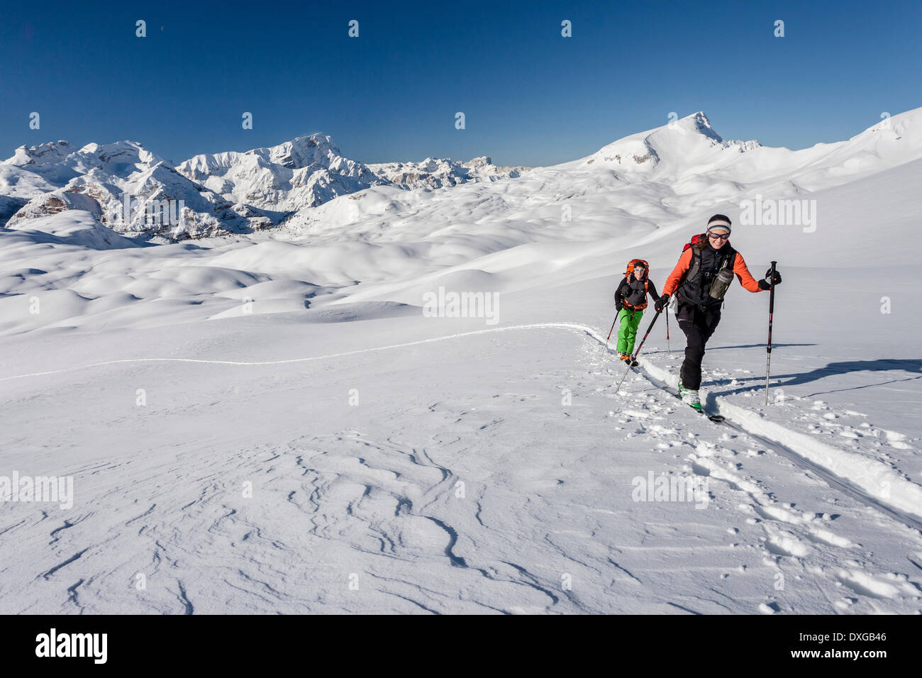 Skitourengeher während der Besteigung des Mt Seekofel, Berge Piz de Lavarela, Piz Dles Conturines, Antonispitze und Neuner bei der Stockfoto