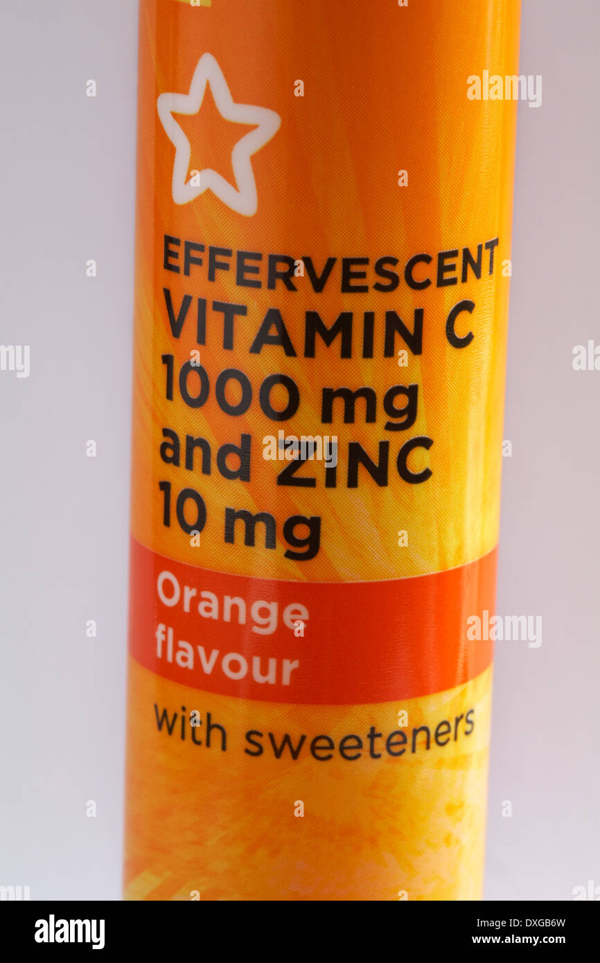 Rohr der Immun Tabletten - brausetabletten Vitamin C 1000 mg und Zink 10 mg Orangengeschmack mit süßungsmittel vor weißem Hintergrund einstellen Stockfoto