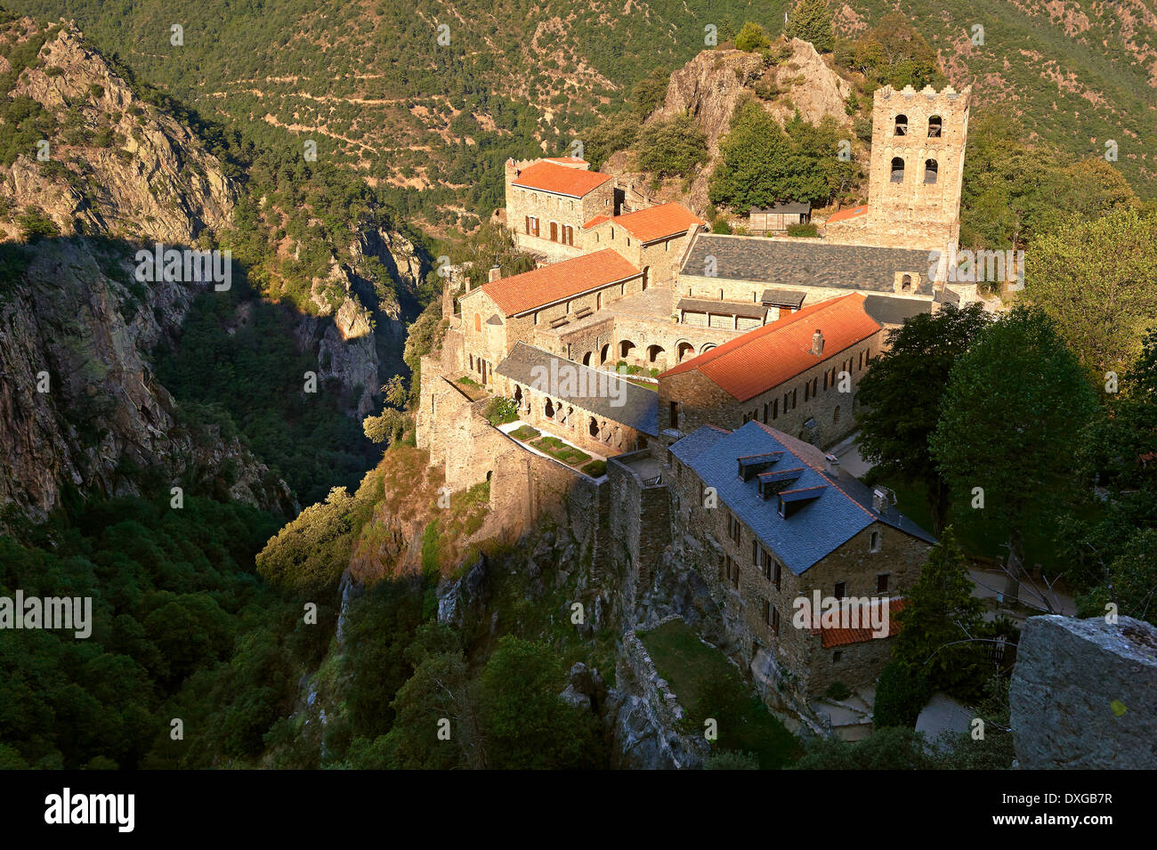 Ersten romanischen oder Lombard Romanesque Art Abtei von Saint Martin-du-Canigou, Pyrénées-Orientales, Frankreich Stockfoto