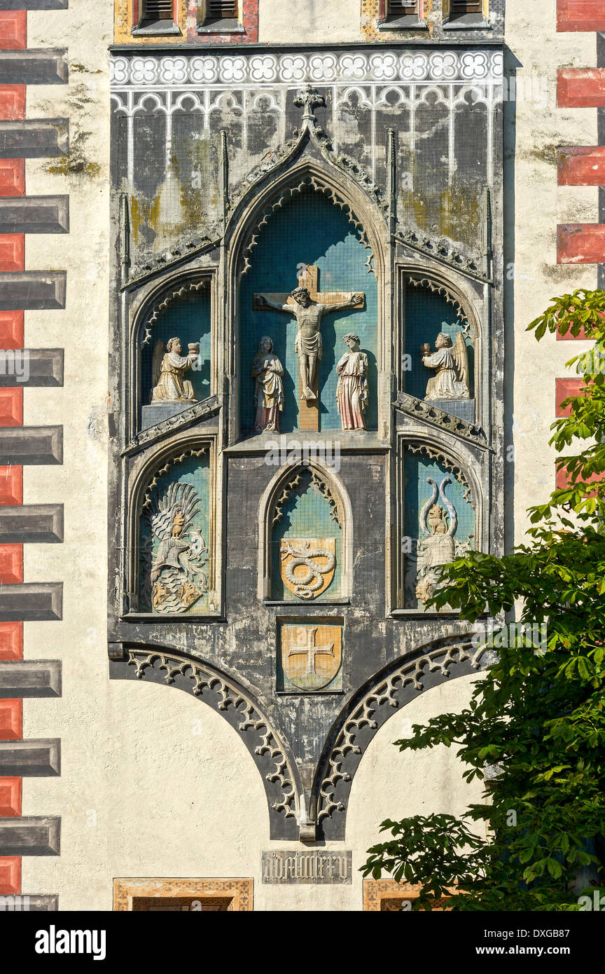 Gotische Kreuzigungsgruppe und Geber Wappen von Duke William, Elisabeth di Visconti und Duke Ernst Stockfoto