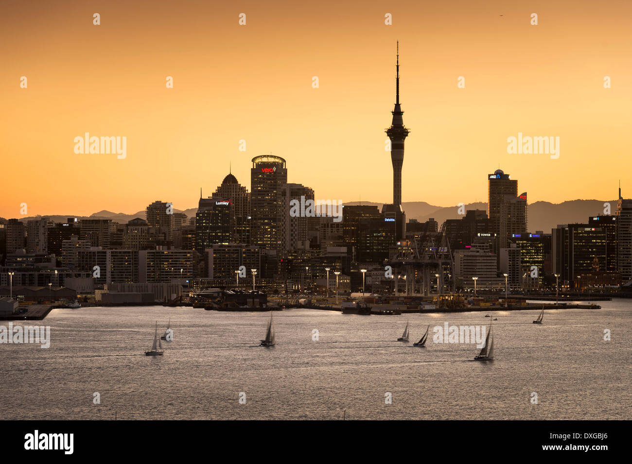 Skyline von Auckland mit dem Sky Tower an der Dämmerung, Auckland, Nordinsel, Neuseeland Stockfoto